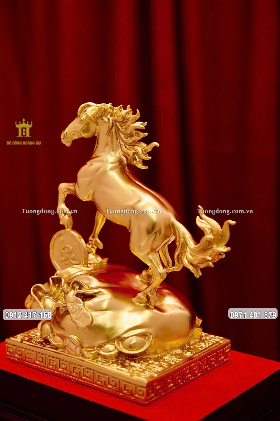 Hình ảnh phía sau bức tượng ngựa